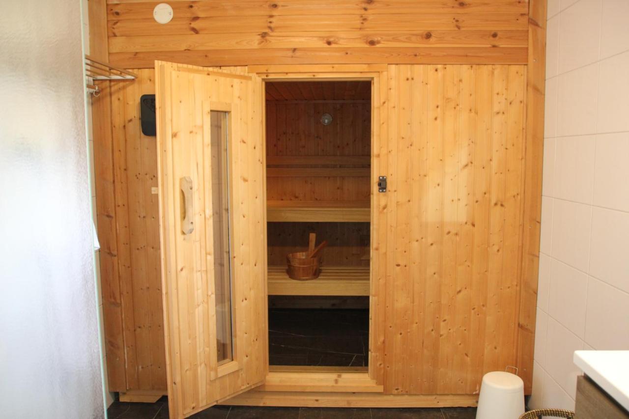 Familiehuis De Betuwe Met Prive Kunstgras Tennisbaan En Sauna Villa Erichem Exterior photo