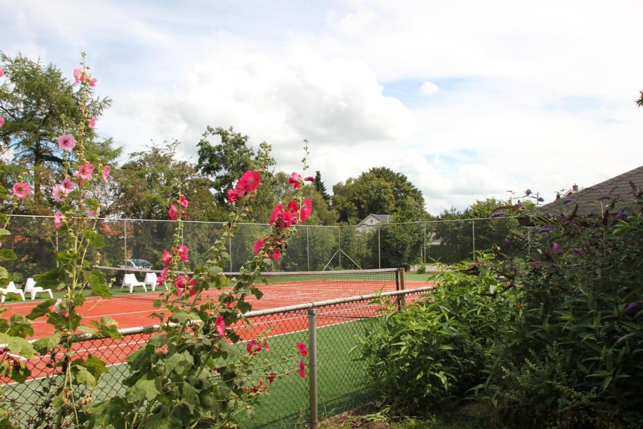 Familiehuis De Betuwe Met Prive Kunstgras Tennisbaan En Sauna Villa Erichem Exterior photo